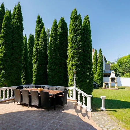 Big Thuja By Interhome فيلة Balatonföldvár
