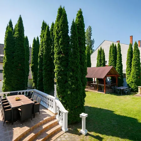 Big Thuja By Interhome فيلة